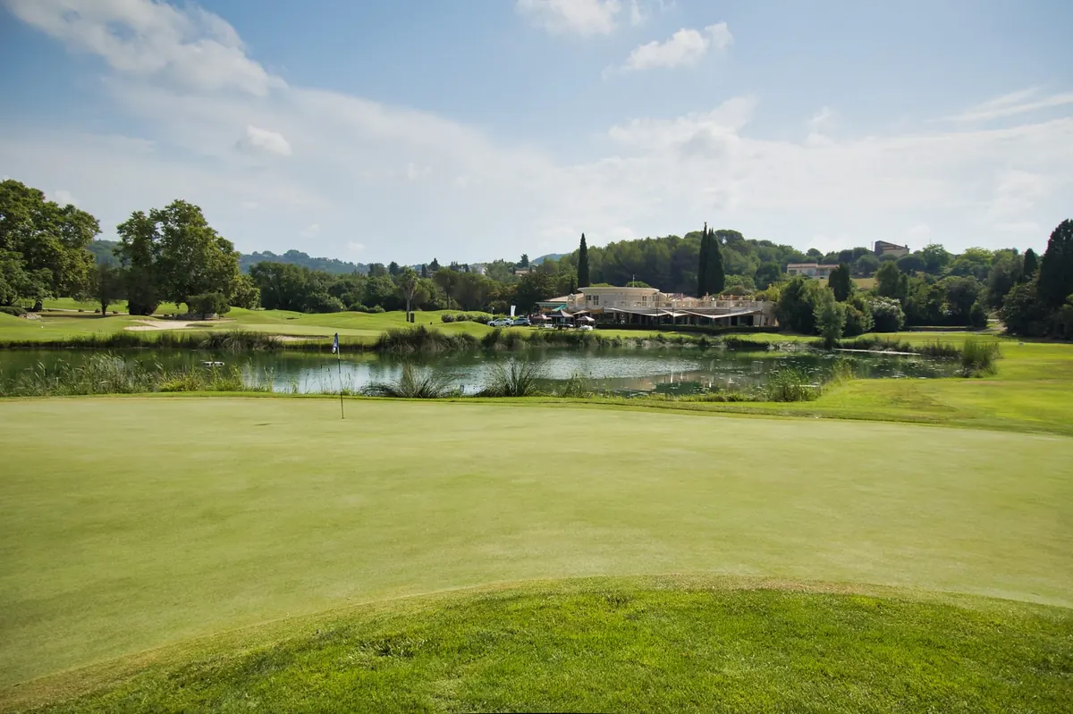 Green et club-house au bord du lac